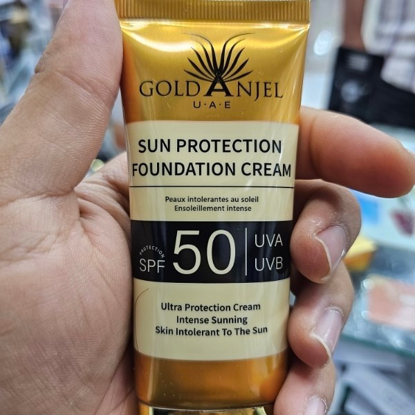 ضد آفتاب کرم پودری گلد آنجل اورجینال حجم60 میل SPF50 درصد بافت سبک و نرم کاور عالی حاوی هیالورونیک اسید