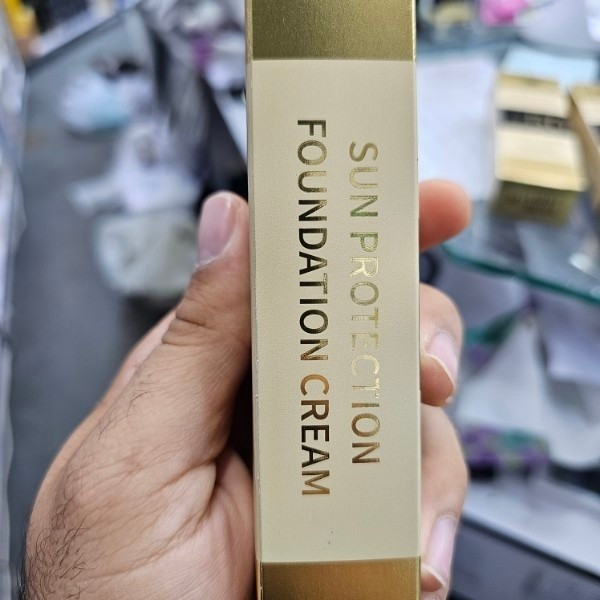 ضد آفتاب کرم پودری گلد آنجل اورجینال حجم60 میل SPF50 درصد بافت سبک و نرم کاور عالی حاوی هیالورونیک اسید