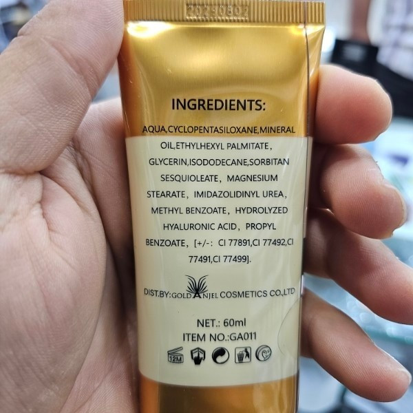 ضد آفتاب کرم پودری گلد آنجل اورجینال حجم60 میل SPF50 درصد بافت سبک و نرم کاور عالی حاوی هیالورونیک اسید