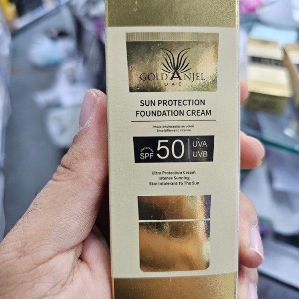ضد آفتاب کرم پودری گلد آنجل اورجینال حجم60 میل SPF50 درصد بافت سبک و نرم کاور عالی حاوی هیالورونیک اسید