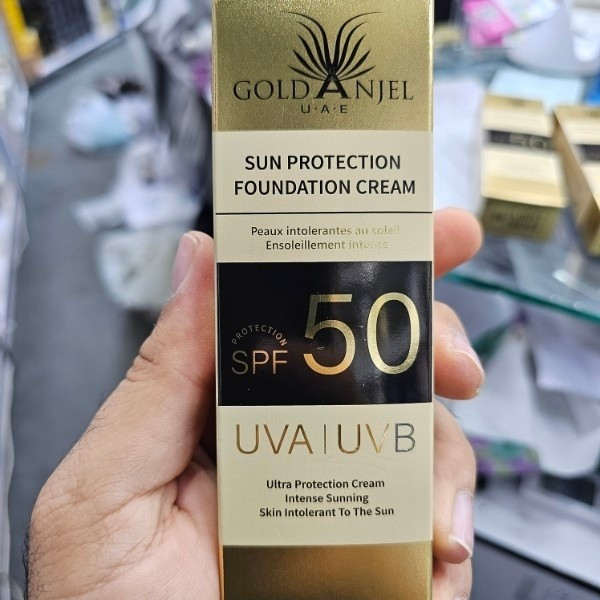 ضد آفتاب کرم پودری گلد آنجل اورجینال حجم60 میل SPF50 درصد بافت سبک و نرم کاور عالی حاوی هیالورونیک اسید