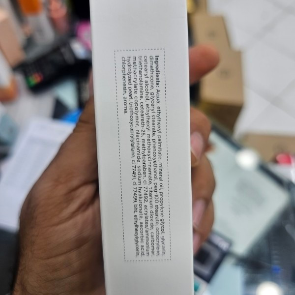 ضد آفتاب رنگی استلین اورجینال حجم 50میل spf70 ضد لک و تنظیم کننده چربی پوست بافت سبک و بدون کاور