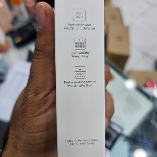 ضد آفتاب رنگی استلین اورجینال حجم 50میل spf70 ضد لک و تنظیم کننده چربی پوست بافت سبک و بدون کاور