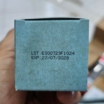 لوسیون ضد آفتاب سبز استلین اورجینال حجم 120 گرمی spf90 آبرسانی 8 ساعته محافظت قدرتمند و طولانی مدت کوچک کردن منافذ باز