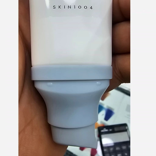 ضد آفتاب سنتلا اورجینال SPF50 حجم 50 میل تیوپی مناسب انواع پوست بافت سبک و زودجذب بدون سفیدک و ماسیدن بر روی پوست