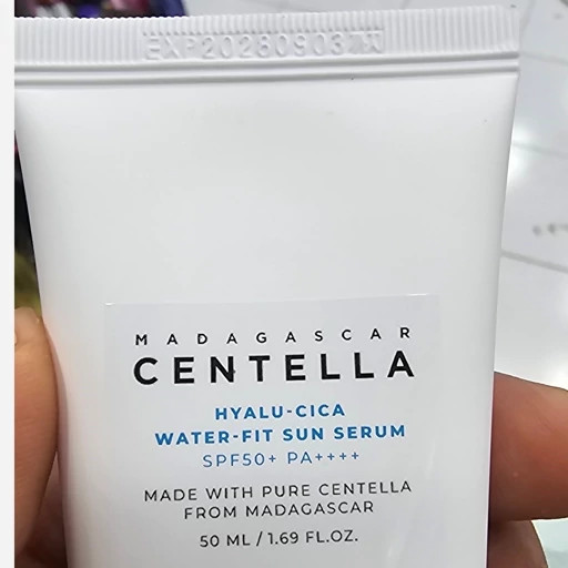 ضد آفتاب سنتلا اورجینال SPF50 حجم 50 میل تیوپی مناسب انواع پوست بافت سبک و زودجذب بدون سفیدک و ماسیدن بر روی پوست