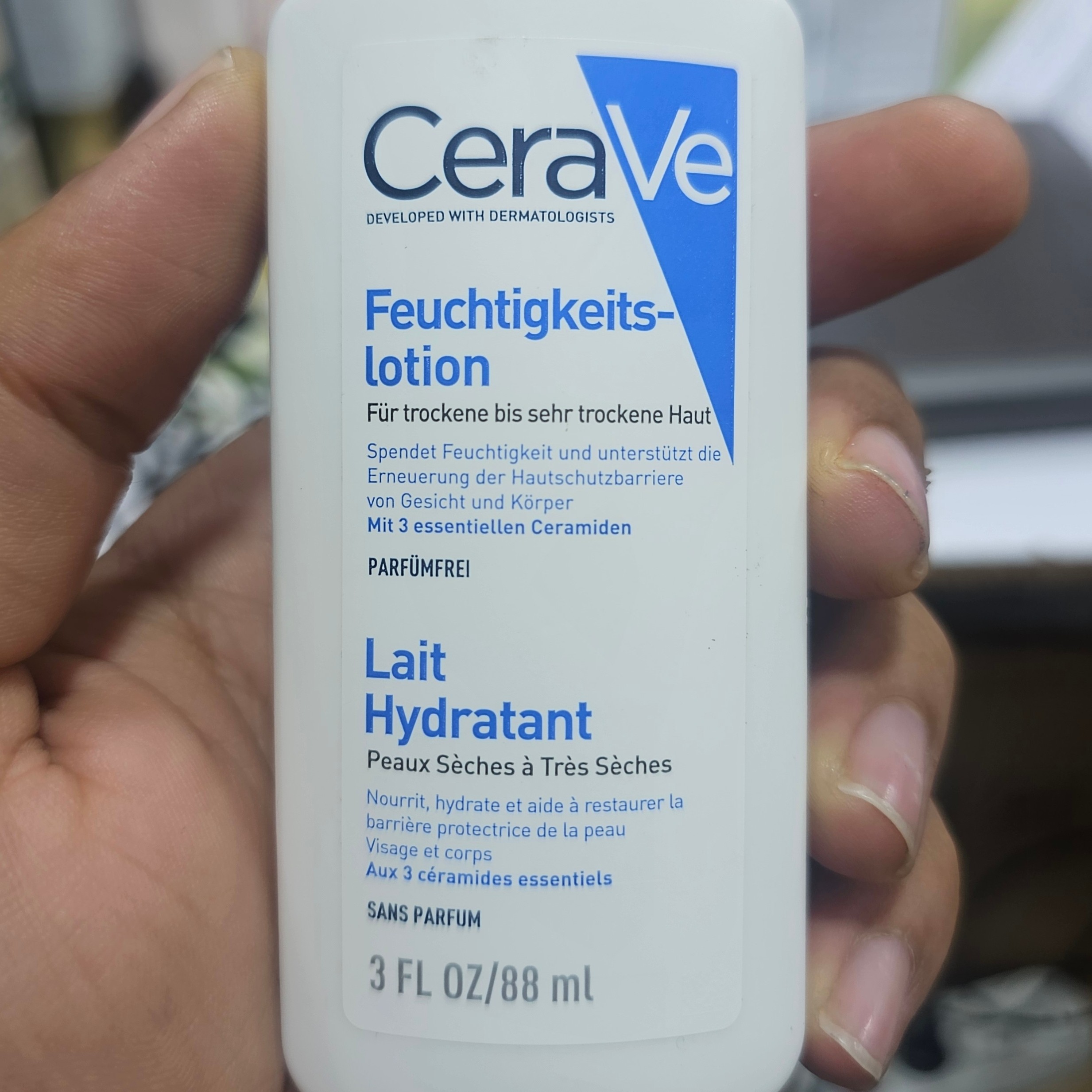 کرم مرطوب کننده سراوی اورجینال به ضمانت 88 میل آبرسانی عمیق و 24 ساعته دارای هیالورونیک اسید و سرامید مرطوب کننده و آبر