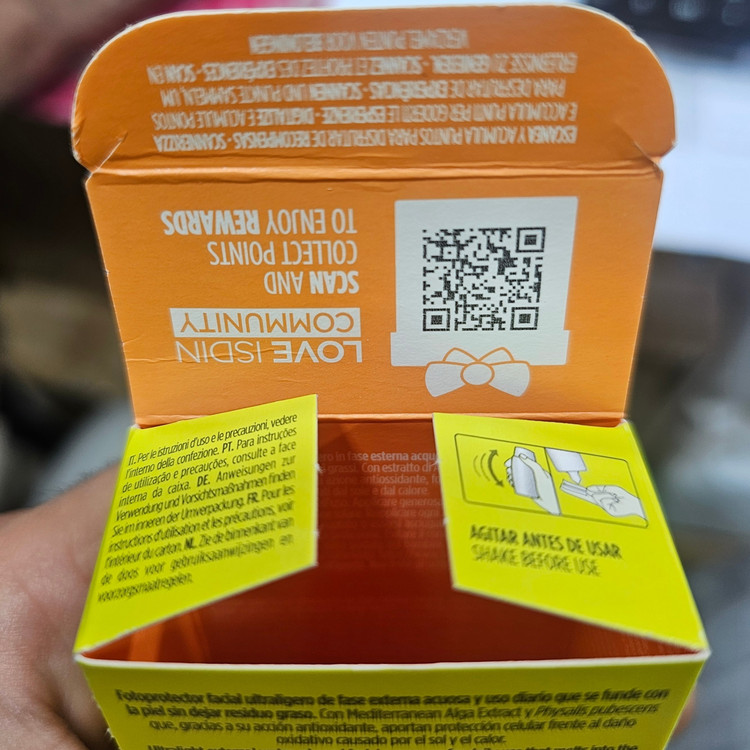 ضد آفتاب ایزدین اورجینال به ضمانت مدل فیوژن واتر مجیک آلکاراز بافتی فوق العاده سبک سریع جذب و بدون باقی مانده چربی