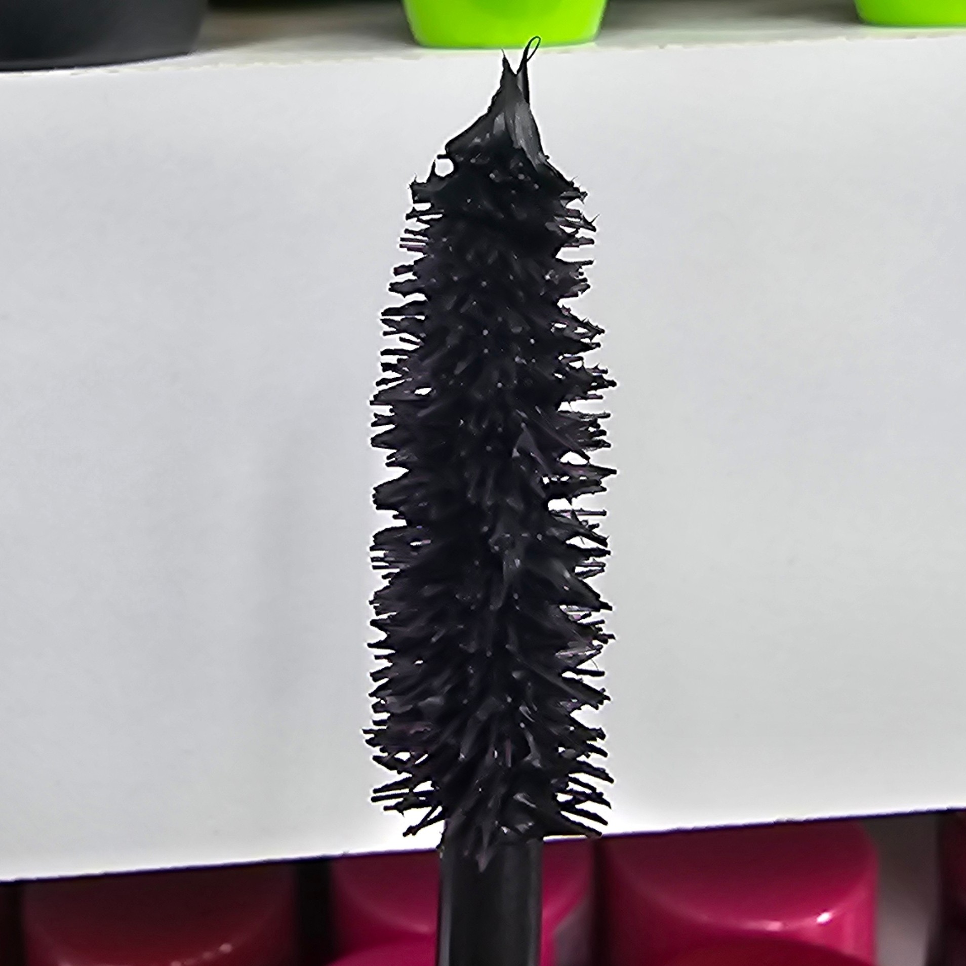 ریمل مشکی اسنس essence اصل حجم دهنده مژه با پیگمنت فوق مشکی حجم 12 میل حجم دهنده و پرپشت کننده مژه و ضد حساسیت